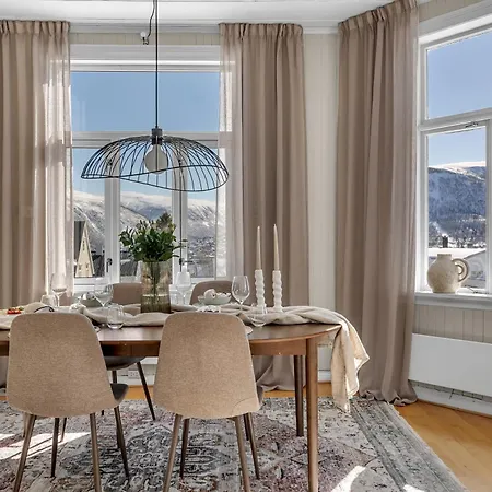 Amazing With Free Parking And Lovely Views! *