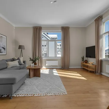 Bjoerk Tromso - Amazing Tromso City View Apartment With Parking! شقة