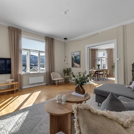 Bjoerk Tromso - Amazing Tromso City View Apartment With Parking! * ترومسو